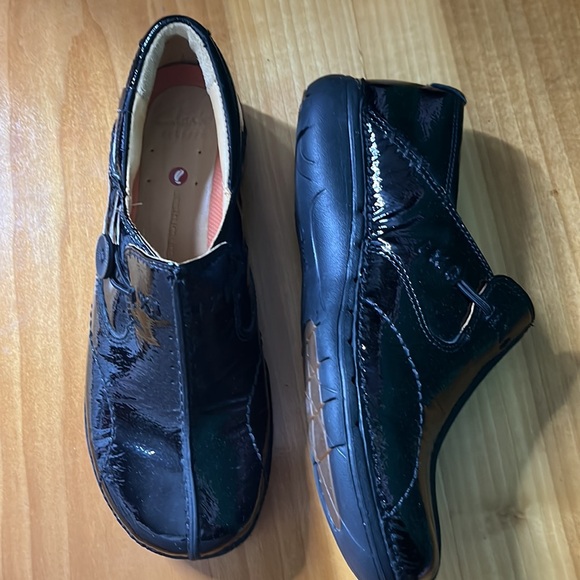 Ladies Clarks Un Structured Slip On Shoes Un Loop patent Leather inside & out - Picture 2 of 12